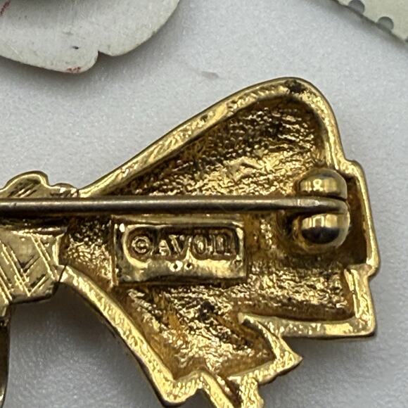 Vintage Lot of Twelve Brooch Pins Pickles Clock Dinosaurs Spoon Bows Sunglasses - Picture 7 of 12